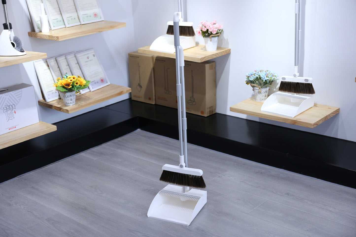 Magnetic broom and dustpan set